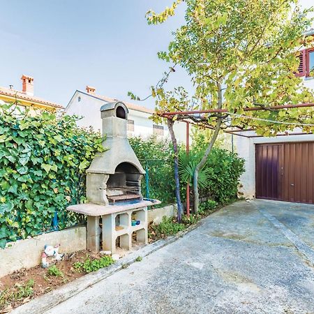 Lovely Apartment In Fazana With Kitchen Exterior foto